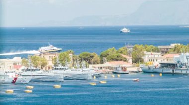 Avrupa 'da güneşli bir gün Messina Sicilya Adası ve ana arazi Italya arasında Boğazı geçiş feribot