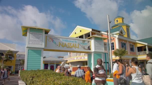 拿骚巴哈马欢迎入口与出租车司机和旅游经营者接近到达的人在巴哈马岛首都的标志性彩色地标港口建筑 — 图库视频影像