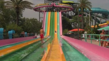 su parkında zaman geçiren insanların görüntüleri