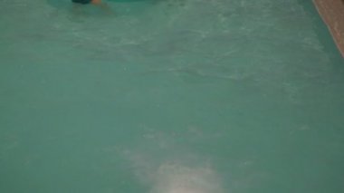 Orlando Florida'da bir Su Parkı'nda Mavi Su ile Yüzme Havuzu içine Splashing ve Bir Su Kaydırağı Biten Şişme Tüp İki Kız.