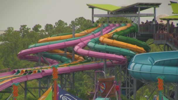 Beelden Van Mensen Die Tijd Doorbrengen Het Waterpark — Stockvideo