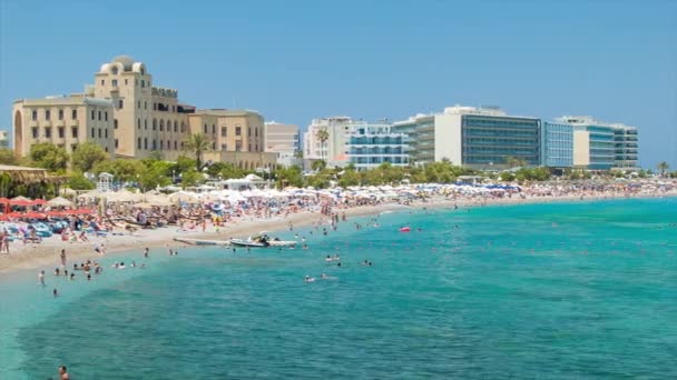 Eli Beach Rhodos Griekenland Met Veel Toeristen Genieten Van Schilderachtige — Stockvideo