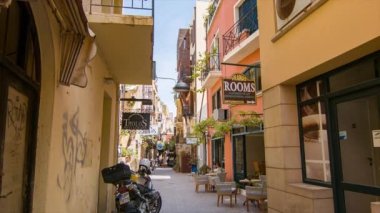 Hanya Girit Yunanistan şirin Yunan kasabası yan sokak yerel konaklama odaları ile eski binalar arasında restoranlar ve mağazalar