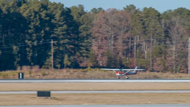 Pequeno Avião Privado Genérico Cessna Decolando Pista Aeroporto Com Árvores — Vídeo de Stock