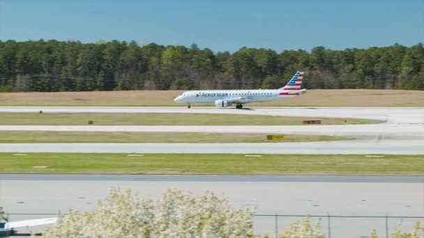 アメリカン航空エンブラエル190リーダラム国際空港Rduノースカロライナで地域ジェット旅客機 — ストック動画