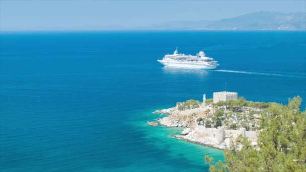 Das Türkische Kreuzfahrtschiff Kusadasi Verlässt Den Türkischen Anlaufhafen Und Kreuzt — Stockvideo