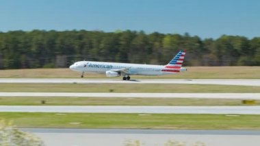 American Airlines Airbus A321 Jet Airliner alma-off Raleigh-Durham Uluslararası Havaalanı RDU Kuzey Carolina