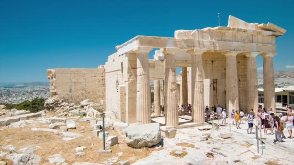 雅典卫城山希腊在普罗比莱亚与游客步行通过和观光受欢迎的古代联合国教科文组织世界遗产 — 图库视频影像