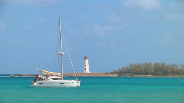 Nassau Bahamská Jachta Tropické Zátoce Pulzující Barvou Pozadí Orientačním Majákem — Stock video