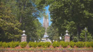 Durham Nc Duke Üniversitesi Trafik Kavşağı Arka Planda Landmark Şapel Binası ile Bahçeler ile Çevrili