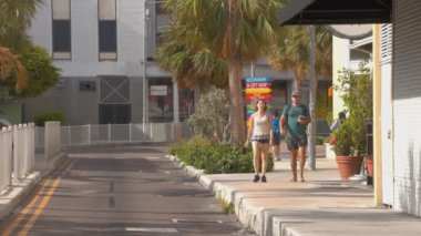 Nassau Bahamalar Şehir Güneşli Bir Günde Geçen Araç Trafiği ile Mağaza ve Downtown Gezi Keşfetmek Ziyaret Turistler ile
