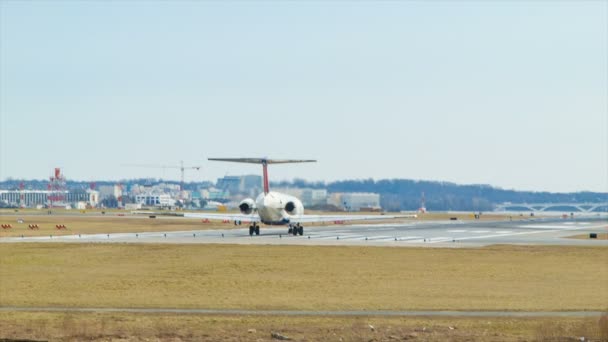 Filmaufnahmen Von Modernen Flugzeugen Die Sich Auf Dem Flughafen Bewegung — Stockvideo