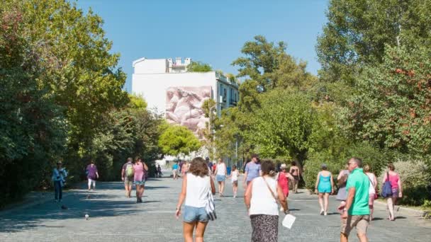 Athén Görögország Turisták Séta Dionysiou Areopagitou Gyalogos Sétány Akropolisz Hill — Stock videók