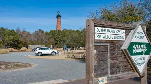 Esterno Banks Center Wildlife Education Segno Con Currituck Beach Faro — Video Stock