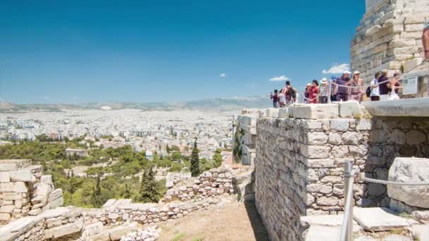 Θέα Στην Αθήνα Από Την Προπυλαία Της Ακρόπολης Επισκέπτριες Τουρίστες — Αρχείο Βίντεο