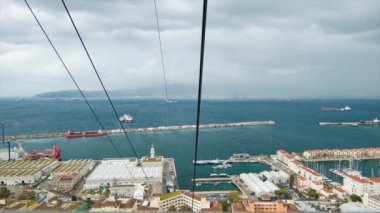 Onboard Cebelitarık Teleferik İngiliz Denizaşırı Topraklarında Bulutlu Bir Günde Bay over looking top Upper Rock Doğa Rezerv Sürme