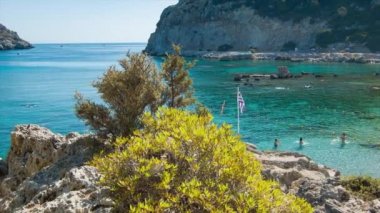 Rodos Yunanistan Anthony Quinn Bay İnsanlar Yüzme ve Kristal Berraklığında Mavi Akdeniz Suyu Zevk