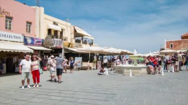 Chania Crete Yunanistan Gezi Turistler Oceanfront Harbor Mağazaları ve Restoranları ile bir Su Çeşmesi Yaz Hava zevk