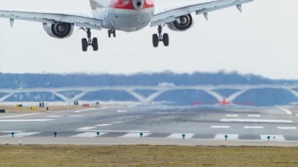 Filmagens Aterrissagem Avião Moderno Aeroporto — Vídeo de Stock