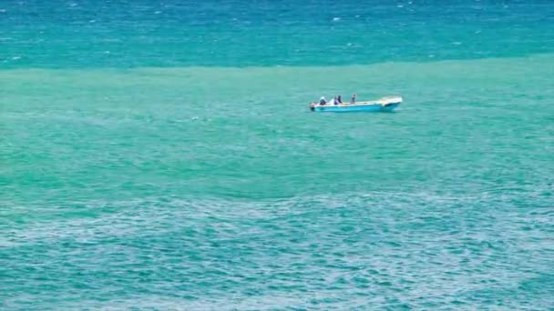 Locals Kleine Vissersboot Drijvend Turquoise Gekleurde Tropische Oceaan Water Oppervlak — Stockvideo
