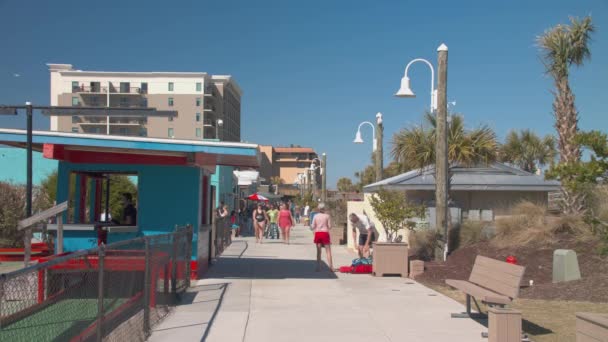Carolina Beach Visiteurs Vacances Promenade Ville Lors Une Journée Ensoleillée — Video