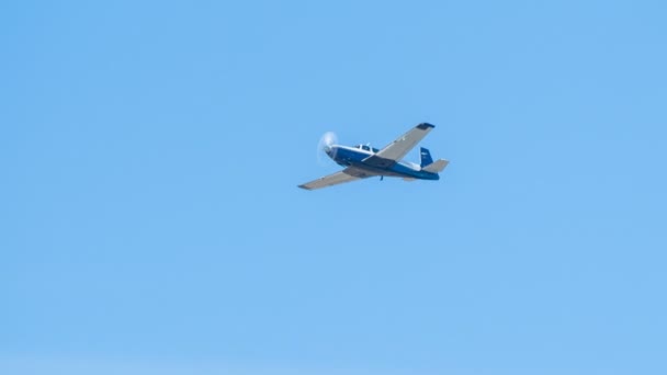 Generieke Private Vliegtuig Close Vliegen Blauwe Hemel Passeren Witte Wolken — Stockvideo