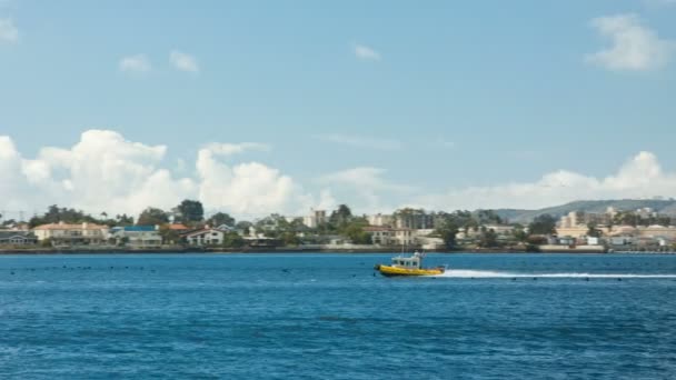圣地亚哥海岸警卫队船在海湾加速与编队飞鹅跟随速度 — 图库视频影像