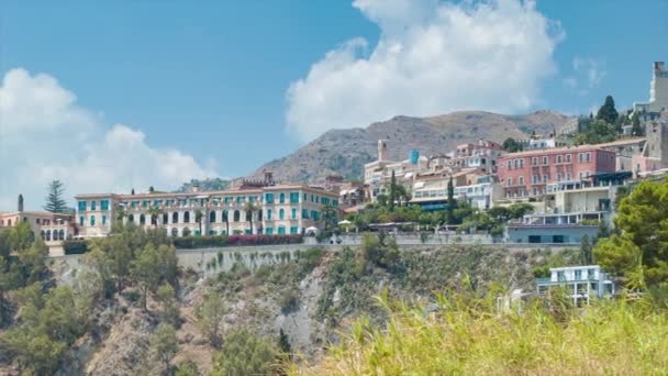 Cliffside Épületek Taormina Szicília Olaszország Hegyek Olasz Sziget Alatt Népszerű — Stock videók