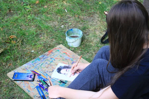 Meisje Tekening Het Park — Stockfoto