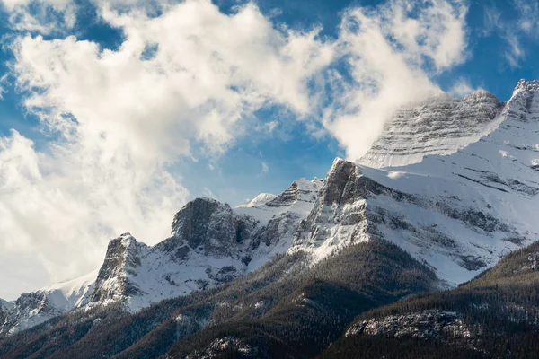 Snöiga Mountaintop Bland Moln Banff Alberta — Stockfoto