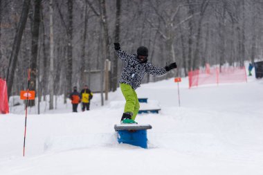 Arazi parkında genç bir snowboardcu