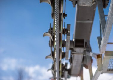 Bir telesiyej kulesi üzerinde kasnak tekerlekler