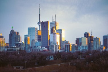 Şehir Toronto silueti gün batımında batıya bakıyor