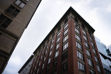 Bir tuğla highrise yansıtıcı pencereler