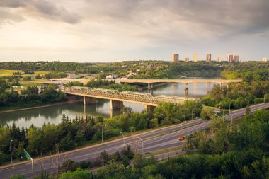 Edmonton'un nehir vadisinde gün doğumu