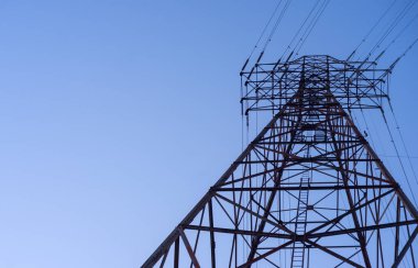 Bir elektrik iletim kulesine bakmak