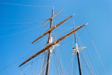 bir yelkenli gemi direkleri