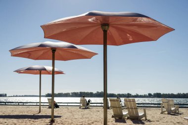 Üç gölgeli bağımsız pembe şemsiye