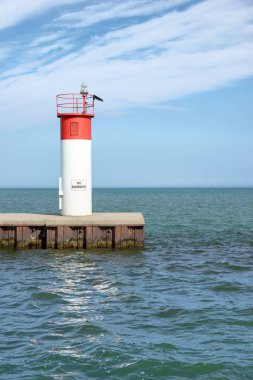 Bir limanın ağzında navigasyon feneri