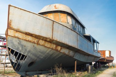 Onarım için karada eski balıkçı tekneleri