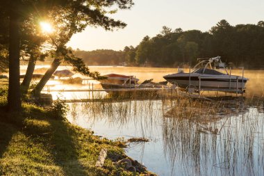 Gölde puslu gün doğumu