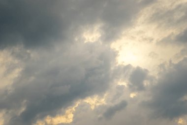 Geç bir gökyüzüne karşı dramatik bulutlar