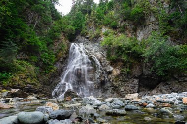Kitimat yakınlarındaki Kıyı M.Ö. şelalesi