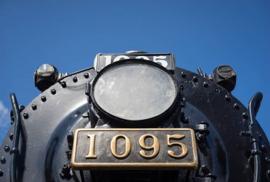 Emekli bir buharlı lokomotifin lambası ve plakası
