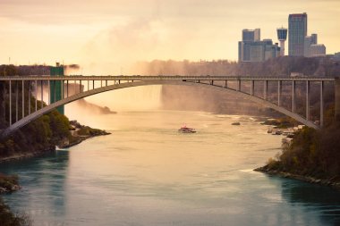 Niagara Şelalesi'nin aşağı nehir manzarası