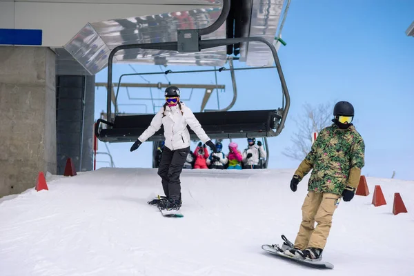 Snowboardcular telesiyejden iniyor