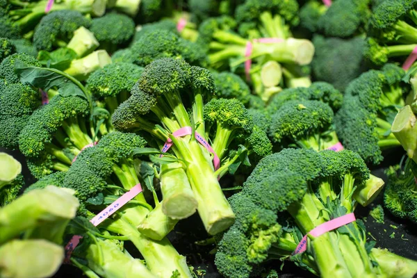 Broccoli Crowns Display Grocery — Stock Photo, Image