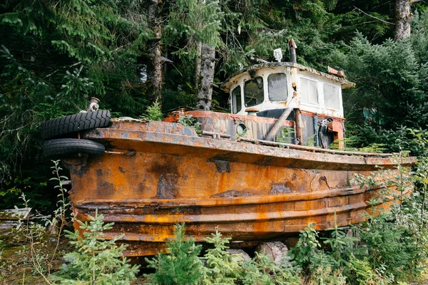 Rusty Opuštěný Rybářský Člun Stromech — Stock fotografie