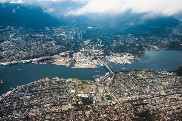Kuzey Vancouver'a bakan Burrard Girişi'nin havadan görünümü