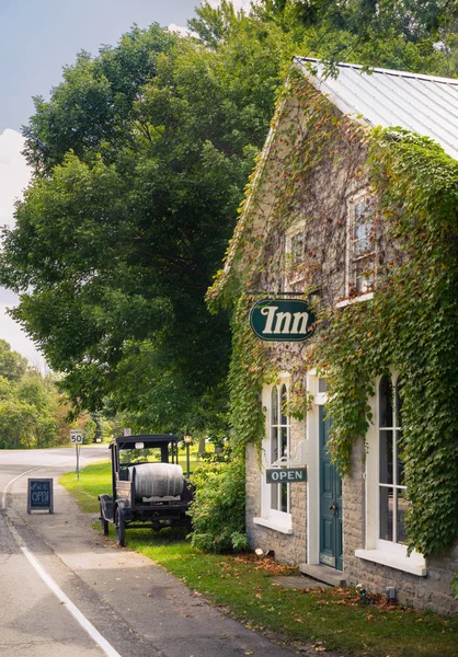 Country Inn Side Rural Road — Stock Photo, Image